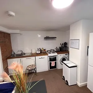  Apartment Comfortable Away From Home, Self Catering Flat, Town Centre, Free Parking